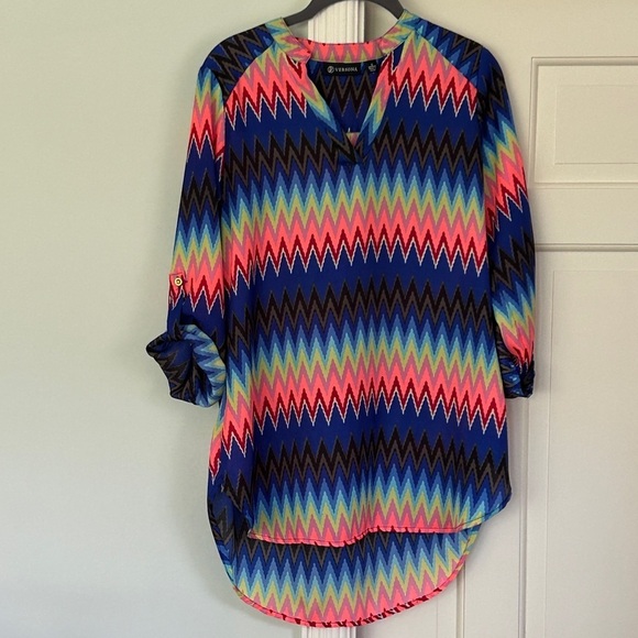 Vibrant Zigzag Patterned Women's Top Roll Tab Sleeve Size Small High Low Coverup - Picture 13 of 16